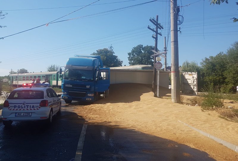 ACCIDENT GRAV! Camion lovit de tren la Dorohoi – FOTO