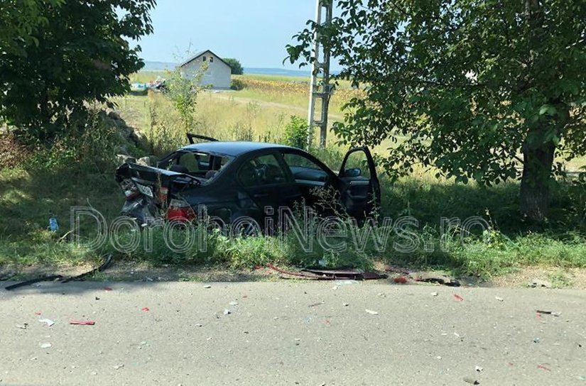 Doi răniți și două mașini făcute praf într-un accident produs la intrarea în comuna Roma - FOTO