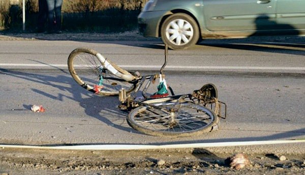Accident la Leorda! Un biciclist băut s-a izbit în mașina care circula în fața sa
