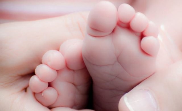 Incredibil! O adolescentă de 17 ani a născut pe prispa casei. Fata este la a doua naștere