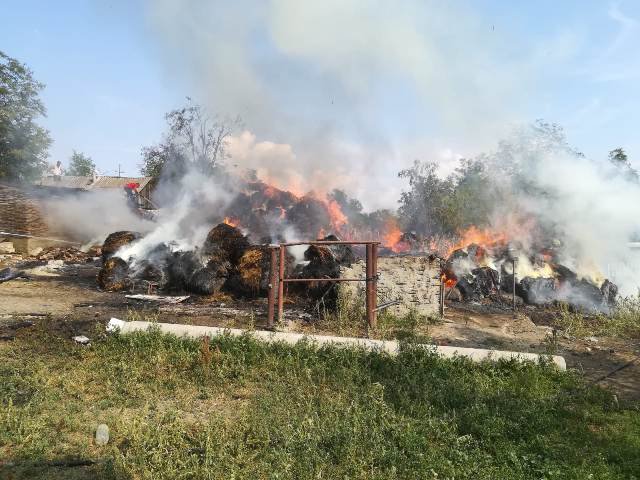 Pompierii botoșăneni intervin pentru stingerea unui incendiu puternic la un depozit de furaje - FOTO