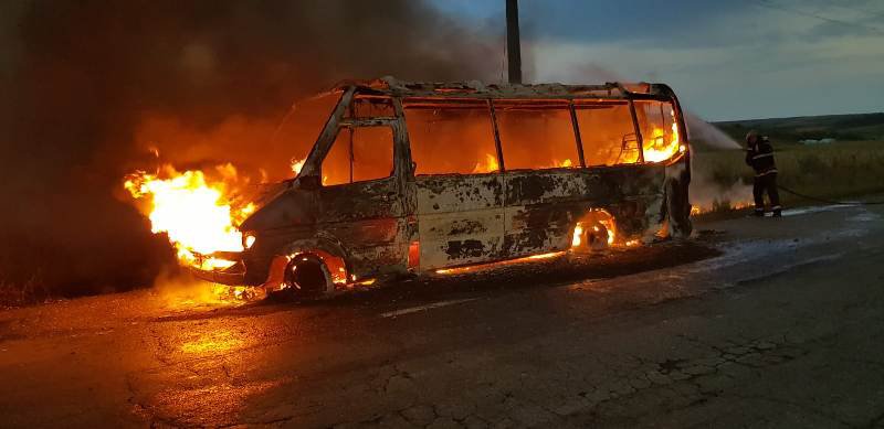 Microbuz cu călători distrus de flăcări pe un drum național din Botoșani - FOTO