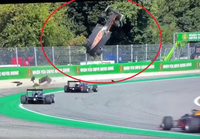 Moment șocant la o cursă de Formula 3. O mașină, „catapultată” la câțiva metri în aer