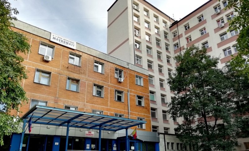 Un bărbat s-a aruncat în cap de la etajul al doilea al Spitalului Județean