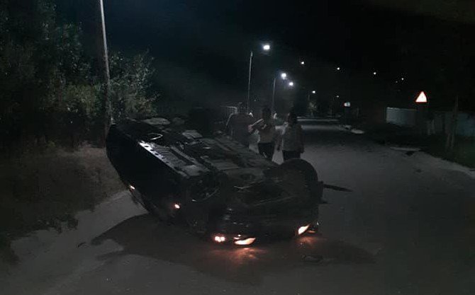Trei tineri botoșăneni s-au răsturnat cu un BMW, după ce s-au izbit într-un cap de pod