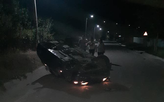 Trei tineri botoșăneni s-au răsturnat cu un BMW, după ce s-au izbit într-un cap de pod