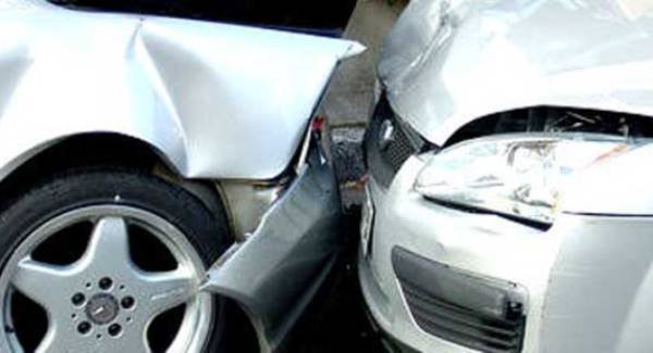 Un tânăr de 18 ani din Botoșani fără permis s-a urcat la volan și a lovit o mașină parcată