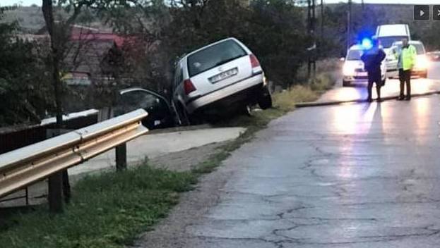 Ploaia și viteza provoacă accidente. Un șofer a ajuns cu mașina în parapetul de pe marginea drumului!