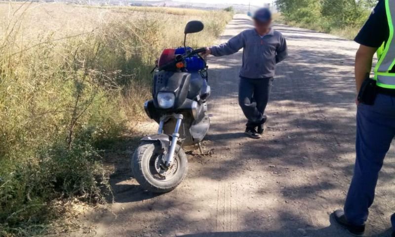 Botoșănean depistat în trafic de Poliţiştii de frontieră, fără permis şi cu mopedul neînregistrat