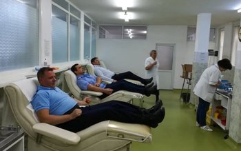 Prefectul alături de lucrători vamali …