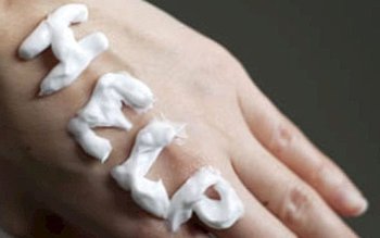 Gata cu mâinile crăpate