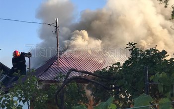 Incendiu la Dorohoi! Acoperișul a …