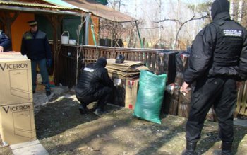 Percheziție la trei persoane din …