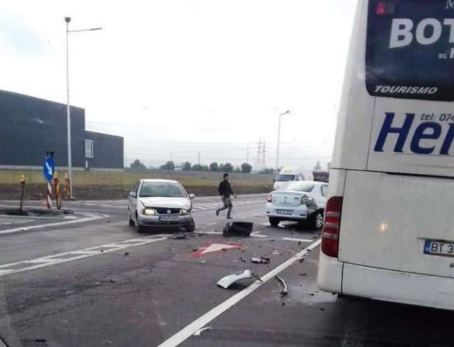 Autocar înmatriculat în Botoșani implicat într-un grav accident la ieșirea din Roman - FOTO