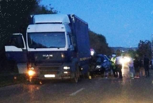 ACCIDENT! Două persoane au ajuns la spital după ce mașina în care se aflau s-a izbit într-un camion