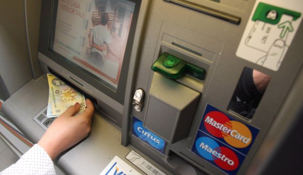 Un tânăr de 26 de ani a ajuns după gratii după ce a furat un card bancar și a scos banii de la bancomat