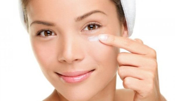 Șapte moduri prin care să ai grijă de pielea din jurul ochilor