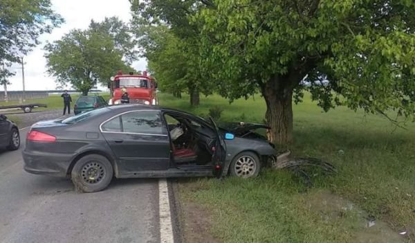 ACCIDENT! A ajuns la spital după ce a intrat cu mașina într-un copac