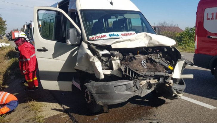 Zi neagră! Șase răniți în urma impactului dintre un microbuz din Botoșani și un autoturism, pe DN2 E85 în județul Bacău - FOTO