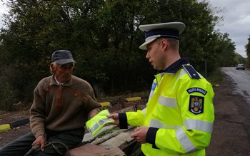 Veste reflectorizante împărțite căruțașilor în …