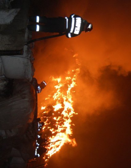 Misiune dificilă a pompierior botoșăneni pentru stingerea unui foc care a cuprins 90 tone de furaje