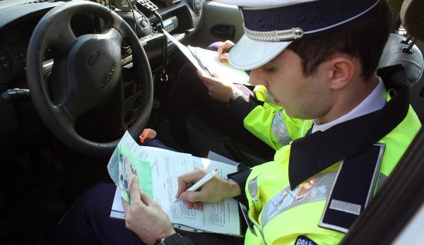 Poliţia dă amenzi de 1160 de lei pentru gesturi pe care toţi şoferii le fac. Cum să eviţi amenzile