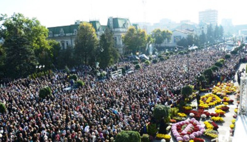Peste 30.000 de credincioși la slujba Sfintei Liturghii de hramul Sfintei Cuvioase Parascheva de la Iași