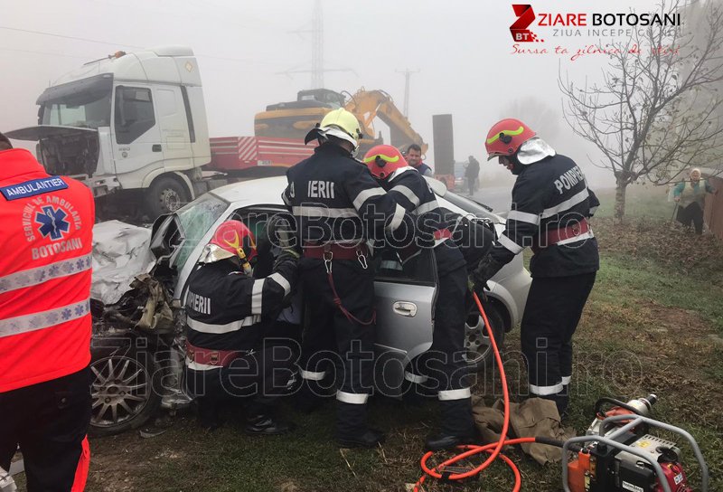 Grav accident la Dorohoi: O mașină a intrat pe contrasens și s-a izbit într-un autocamion - FOTO