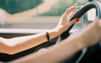 O şoferiţă fără permis s-a …