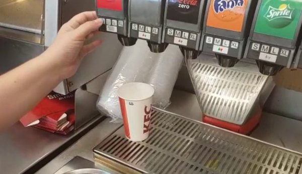 Neregulile găsite de inspectori la KFC și McDonald’s. Ce puneau angajaţii în paharele de suc