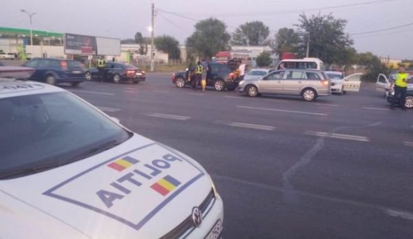 Şofer urmărit în trafic după ce a refuzat să oprească la semnalele poliţiştilor. Ce a pățit viteazul când a fost interceptat