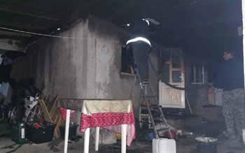 Gospodărie cuprinsă de flăcări - …