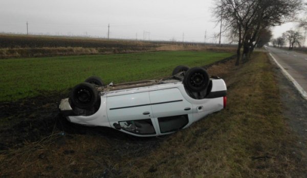 Accident grav provocat de o şoferiţă începătoare. Pasagera, o fată de 18 ani rănită, șoferița a fugit de la locul accidentului