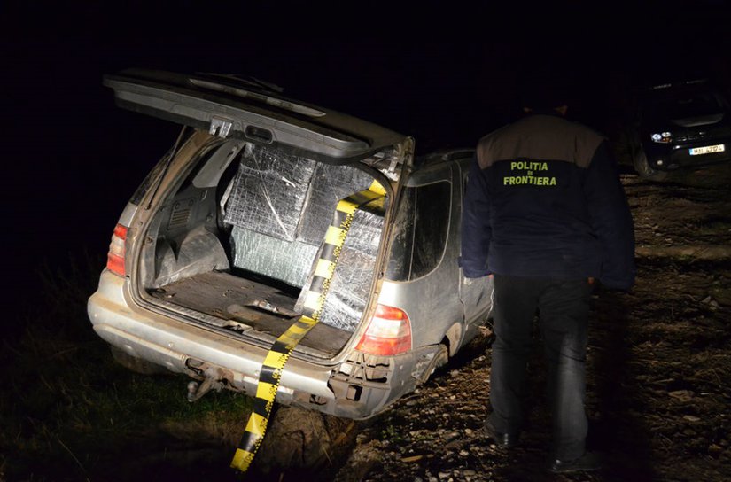 Mercedes plin cu țigări de contrabandă, depistat la Vama Rădăuţi Prut - FOTO