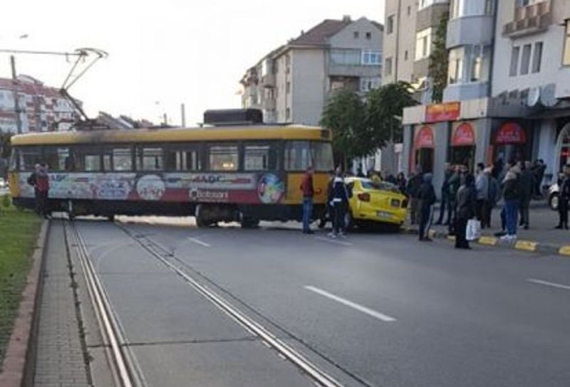 ACCIDENT! Un tramvai a deraiat și a acroșat un taxi parcat pe Calea Națională