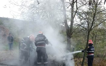 Autoturism distrus de flăcări în …