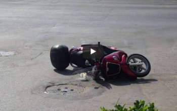 O mașină a intrat în …