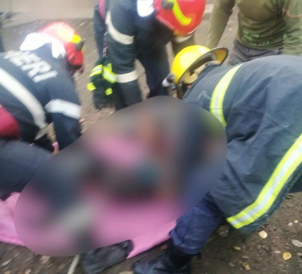 Femeie căzută într-o fântână adâncă de 17 metri, salvată de pompieri! - FOTO