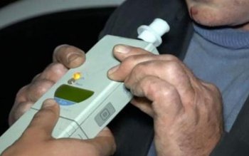 Bărbat băut şi fără permis, …