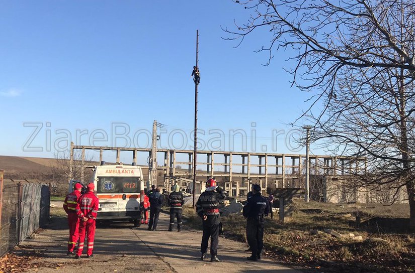 Protest sau prostie. Un bărbat din Dorohoi s-a urcat pe un stâlp amenințând că se aruncă - FOTO