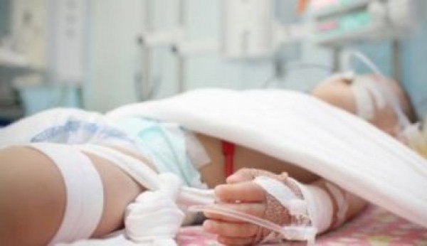 Accident groaznic! Copil de trei ani opărit cu apă fierbinte, transferat la Iași cu elicopterul