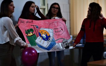 Dezbatere și Concurs de afișe …