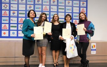 Două eleve a Colegiului Național …