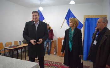 Prefectul judeţului Botoşani, a votat …