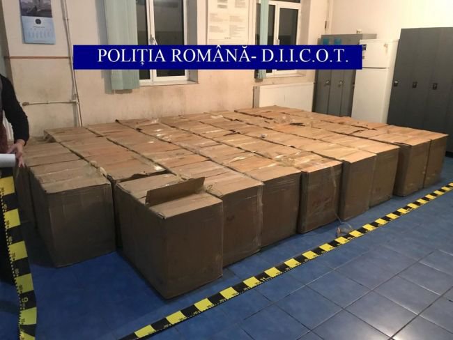 Percheziții la contrabandiștii din județul Botoșani. Cantitate uriașă de țigări confiscată