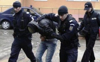 Bărbat reţinut pentru furt, hărţuire …