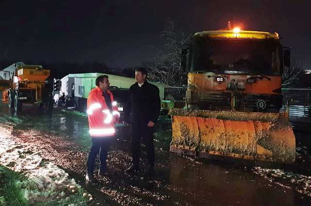 Prefectul Dan Șlincu a verificat intervenția după prima ninsoare care a creat probleme participanților la trafic - FOTO