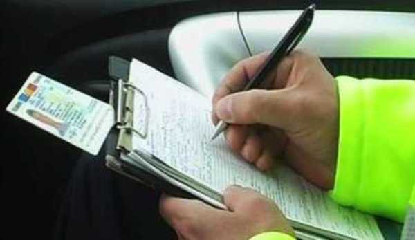 Șoferia fără carnet, la modă. Tânără de 20 de ani prinsă la volan fără permis de conducere