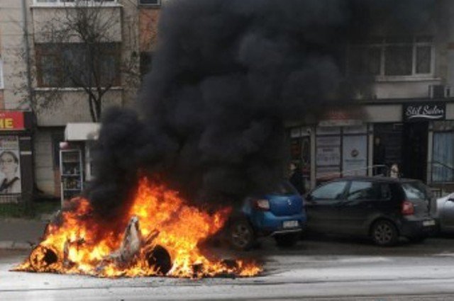 Mașină mistuită de flăcări pe o stradă din Botoșani