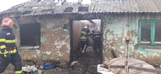 Doi frați au rămas fără acoperiș înainte de Crăciun după ce o butelie a explodat în interiorul casei